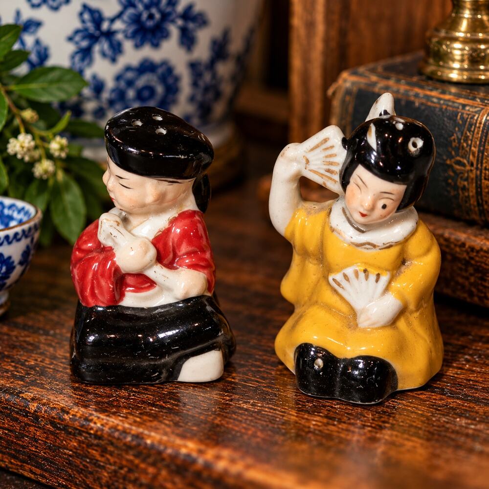 Vintage 1950s Japan Asian Couple Salt Pepper Shakers Fan Figural Ceramic